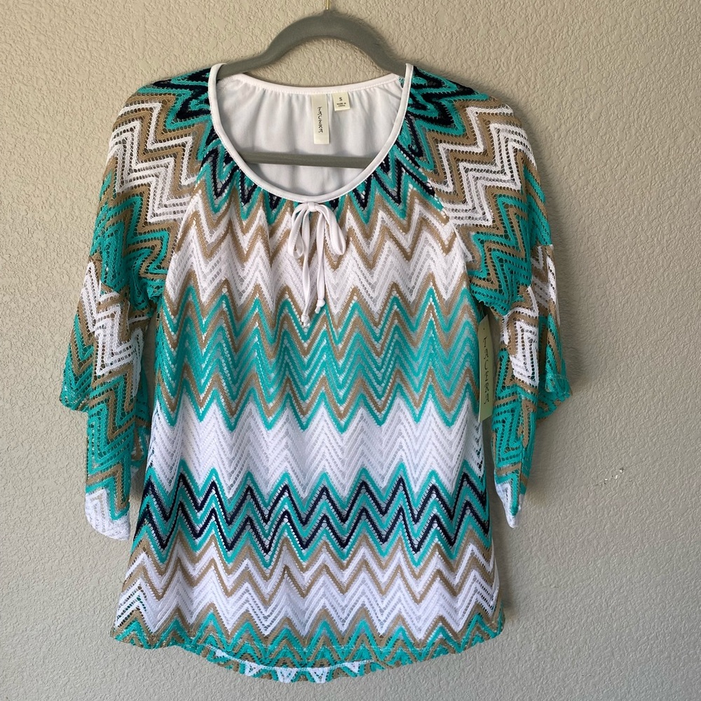 NWT 😍Chevron fully lined three-quarter sleeve blouse.